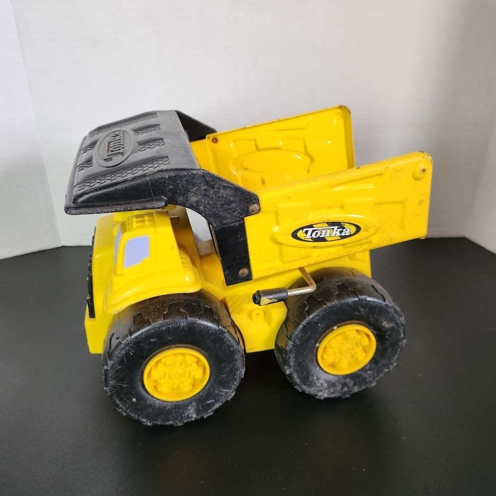 Tonka Classic Yellow Dump Truck Construction Truck 2006